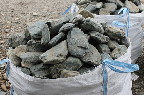 Kamenclub.ru: Гранит скальник (серо-зеленый) фр. 100-500 мм.  купить в Волжском гранит зеленый, серый, салатовый крупный ландшафтный валун 6 000 руб/т   фото КАМЕНЬ КЛУБ