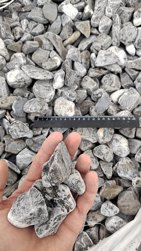 Kamenclub.ru: Щебень галтованный черный (мрамор) фр.40-70 мм.  купить в Волжском мрамор черный с белыми прожилками, черный, белый щебень галтованный округлый 13500 руб/т   фото КАМЕНЬ КЛУБ