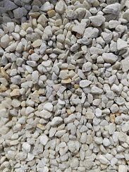 Kamenclub.ru: Мраморная крошка, щебень, цвет-белый, фр. 5-10 мм.  купить в Волжском мрамор белый, айвори, молочный мраморная каменная крошка ландшафтная 12000 руб/т   фото КАМЕНЬ КЛУБ