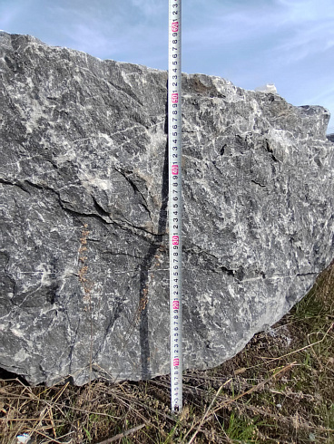 Kamenclub.ru: Черный мрамор скальник фр. 1000-1500 мм.  купить в Волжском мрамор черный белый серый крупный колотый валун ландшафтный 9000 руб/т   фото КАМЕНЬ КЛУБ