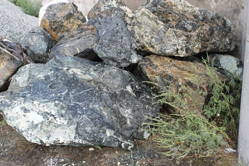 Kamenclub.ru: Змеевик скальник фр. 500-1500 мм.  купить в Волжском змеевик зеленый серый черный глыба скальная колотая 7500 руб/т   фото КАМЕНЬ КЛУБ