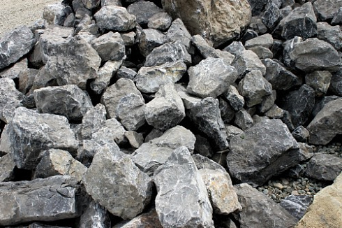 Kamenclub.ru: Черный мрамор скальник фр. 1000-1500 мм.  купить в Волжском мрамор черный белый серый крупный колотый валун ландшафтный 9000 руб/т   фото КАМЕНЬ КЛУБ