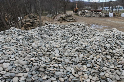 Kamenclub.ru: Галька речная плоская (ассорти) фр. 100-200-300 мм. купить  в Волжском галька плоская разноцветная серый белый темно-серый синий речная галька ландшафтная 8000 руб/т   фото КАМЕНЬ КЛУБ