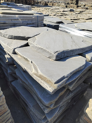 Kamenclub.ru: Песчаник пластушка галтованная светло-серая (3,0 см)  купить в Волжском песчаник светло-серый, серый ландшафтный камень рваный колотый 21000 руб/м3   фото КАМЕНЬ КЛУБ