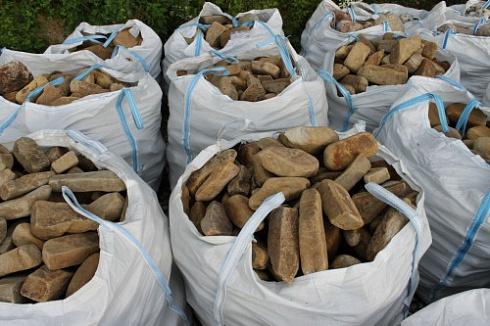 Kamenclub.ru: Песчаник для строительства и кладки блочный (фр 100-200 мм)  купить в Волжском песчаник бежевый серый рыжий валун мелкий для строительства песчаник 6500 руб/т   фото КАМЕНЬ КЛУБ