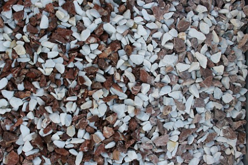 Kamenclub.ru: Мраморная крошка (щебень крошка микс: белый-розовый) фр. 10-20 мм.  купить в Волжском мрамор белый, розовый каменный декоративный ландшафтный щебень 12000 руб/т   фото КАМЕНЬ КЛУБ